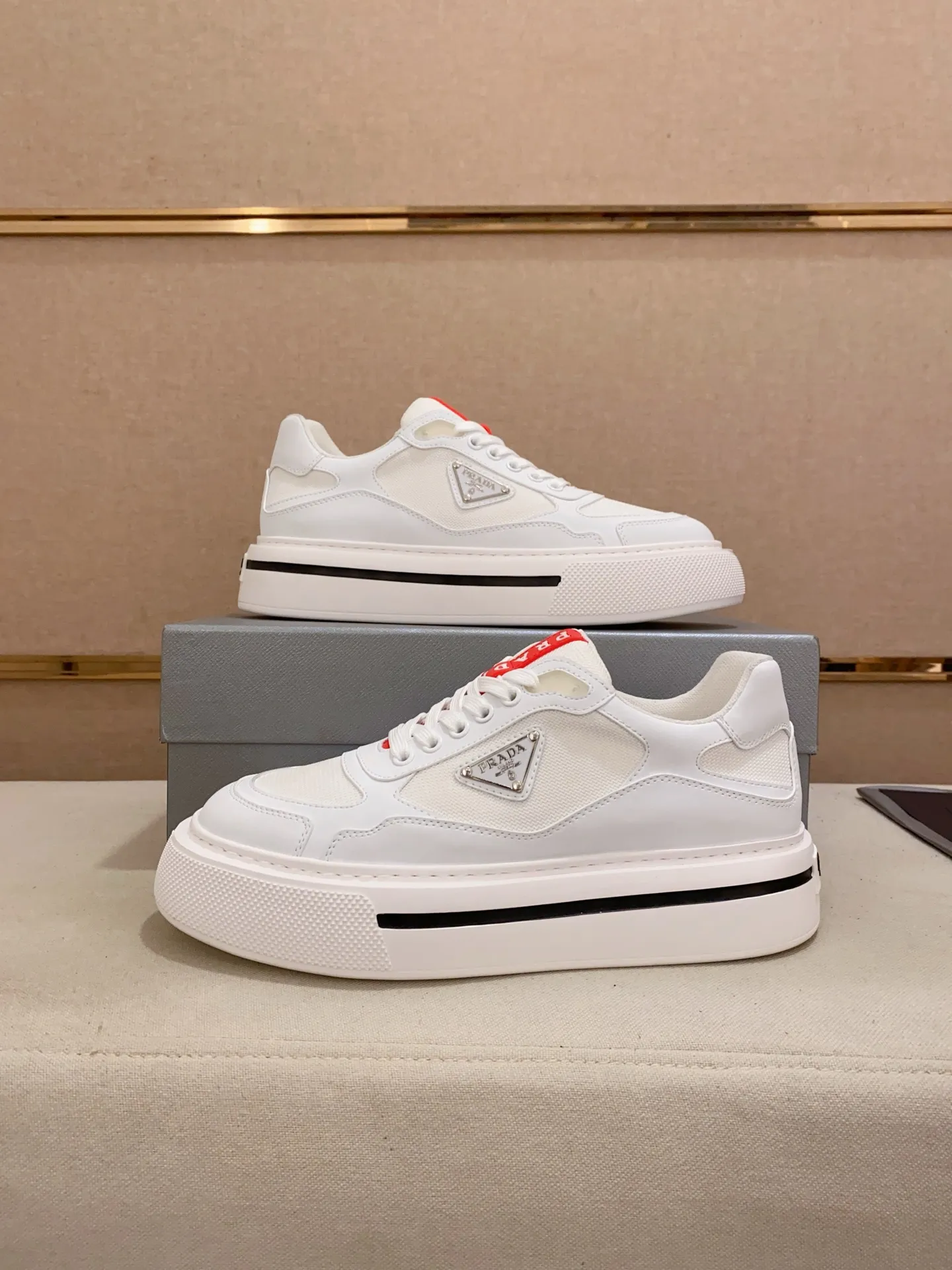 Men's shoes 💰 580💰 ✔️✔️✔️Higher version High-quality new PRADA (Prada) counters are launched simultaneously, new men's shoes, 😘fabrics are selected from breathable fly weave fabrics. Lining: Imported cowhide leather lining. 👍🏿High-end☄️Open-molded non-slip rubber outsole, exquisite lines, simple and elegant, comfortable and high-end for leisure travel. Number of yards: 38 to 44.